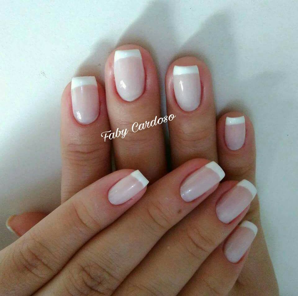 Unhas com o acabamento de francesinha