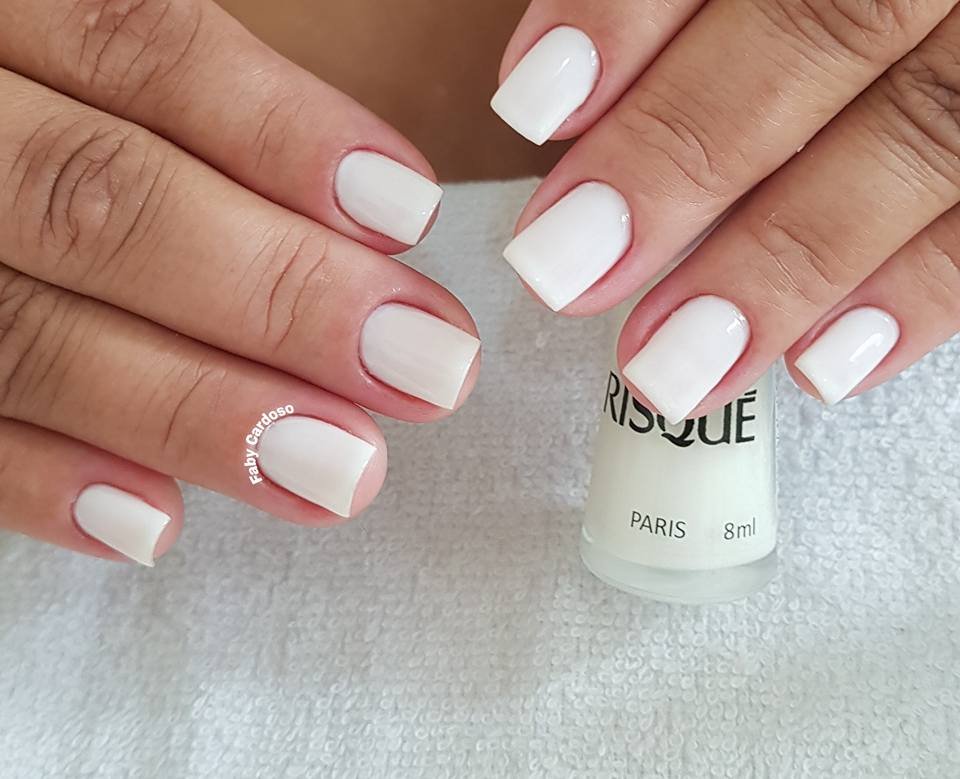 Unhas esmaltadas sem manchas.