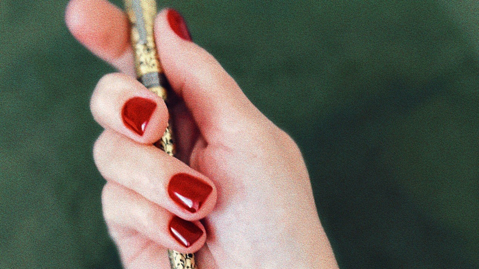 Exemplo de esmaltação em gel profissional com cor vermelha clássica e brilho duradouro.