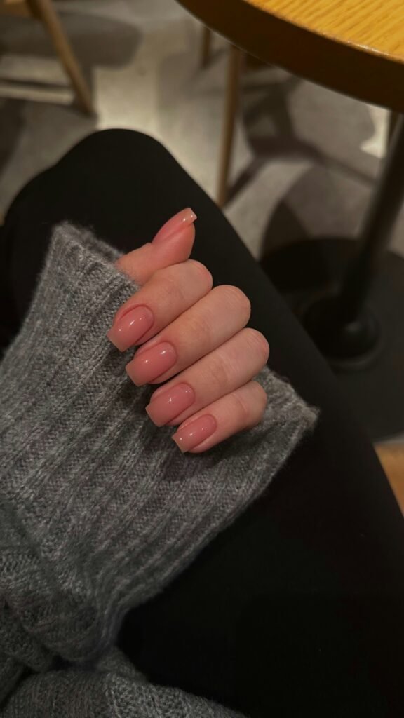Imagem Profissional, unhas bem feitas com a cor nude rose da marca Manicure Pro