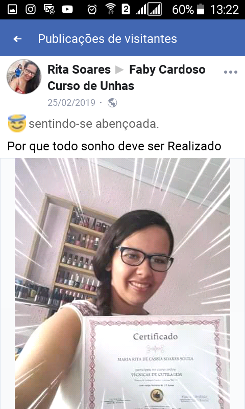 Post de uma aluna, uma foto da aluna com o certificado nas mãos.
