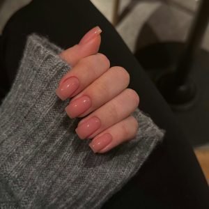 Imagem Profissional, unhas bem feitas com a cor nude rose da marca Manicure Pro